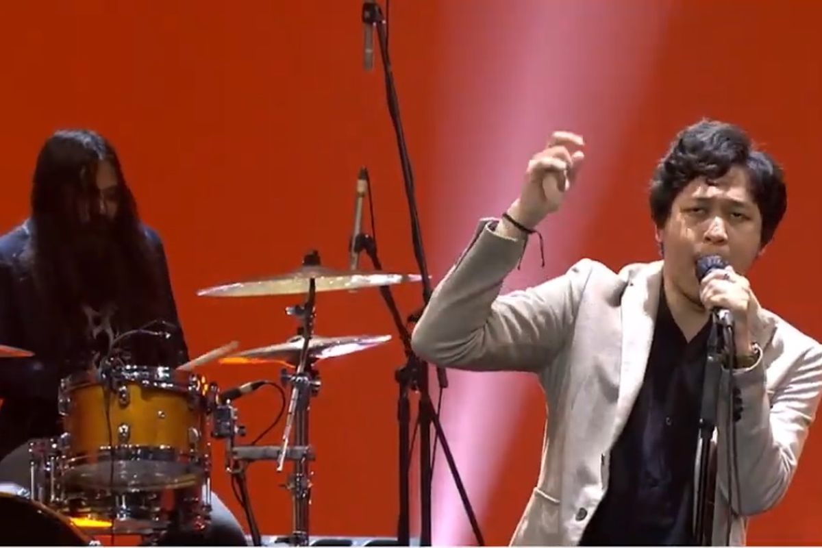 Grup Band .feast membuka acara Synchronize Fest 2020 dengan Kami Belum Tentu. Setelah .feast, Scaller dan Koil silih berganti membawakan lagu-lagu andalan mereka.