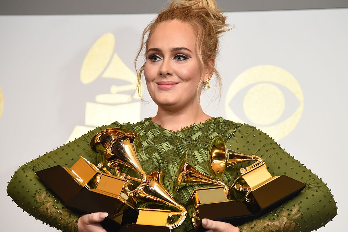 Adele berpose dengan lima trofi yang diraihnya, termasuk atas penghargaan Grammy Album dan Record of the Year untuk single Hello dan album 25, pada perhelatan Grammy Awards 2017 di Staples Center, Los Angeles, California, Minggu (12/2/2017).