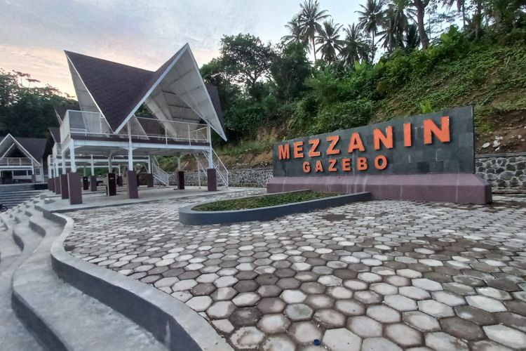 Mezzanin Gazebo di kawasan Pantai Karang Hawu, Kabupaten Sukabumi.