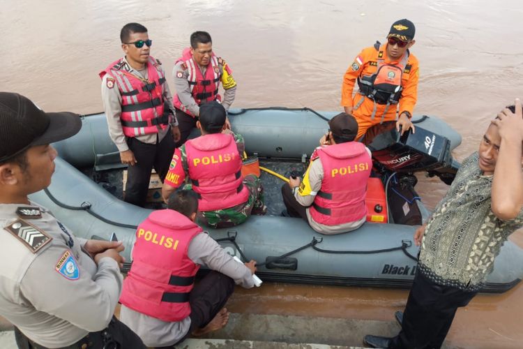 Tim gabungan dari kepolisian, TNI, Basarnas Pekanbaru dan BPBD Rokan Hulu melakukan penyisiran dalam pencarian seorang bocah perempuan bernama Naila (5) yang diduga hanyut di Sungai Batang Lubuh, Desa Babussalam, Rambah, Rohul, Riau, Sabtu (8/12/2018).