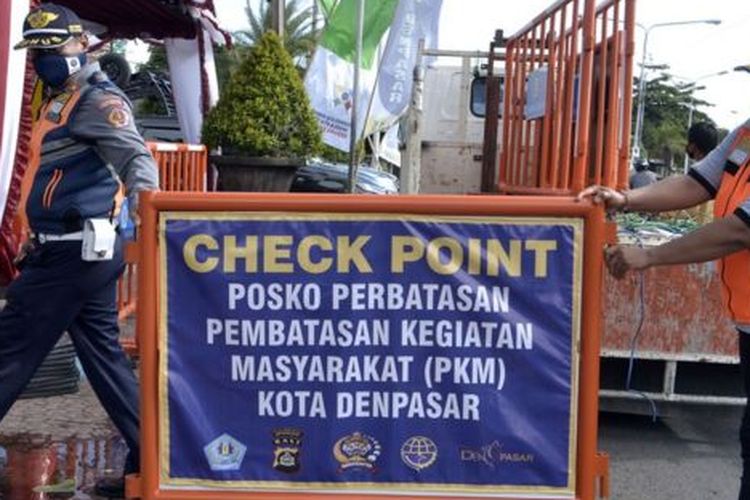 Tidak ada kabupaten atau kota di Bali yang menerapkan PSBB. Kebijakan yang diambil pemerintah lokal adalah pembatasan kegiatan masyarakat yang diklaim tak ganggu perekonomian/ 