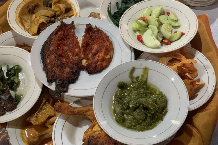 Aneka lauk pauk untuk makan bajamba, tradisi makan khas Minangkabau di Rumah Makan Sawah Laman Pincuran 7, dalam rangkaian Familiarization Trip Kementerian Pariwisata RI bersama Travel Agent Malaysia ke Sumatera Barat, Selasa (28/10/2025).