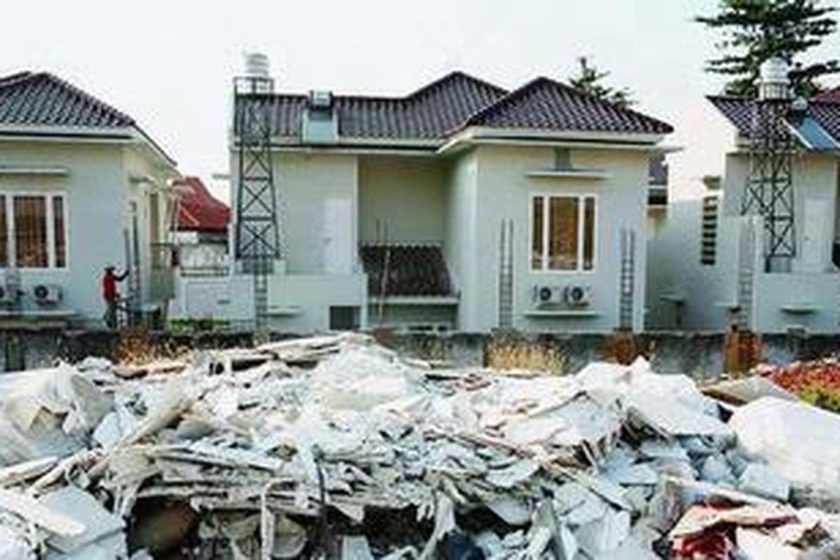 Ilustrasi: Pekerja menyelesaikan pembangunan dinding pembatas di sebuah kawasan perumahan di daerah Petukangan, Jakarta, Selasa (30/6). 