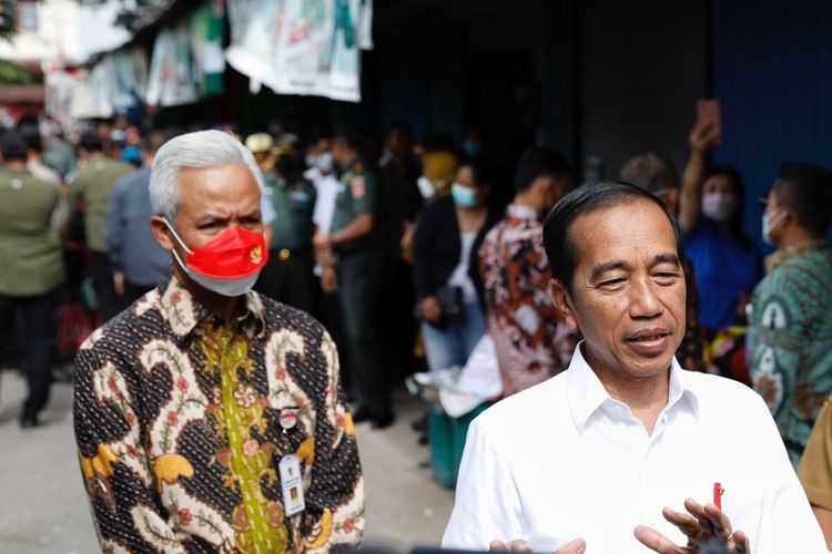 Gubernur Jawa Tengah Ganjar Pranowo mendampingi Presiden Joko Widodo mengecek harga bahan pokok di Pasar Colomadu, Karanganyar, Senin (21/11/2022).