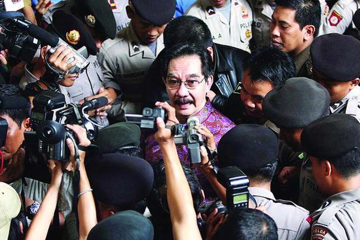 Terdakwa kasus pembunuhan Direktur PT Putra Rajawali Banjaran Nasrudin Zulkarnaen Iskandar, Antasari Azhar, dikawal ketat oleh petugas keamanan saat meninggalkan ruang sidang Pengadilan Negeri Jakarta Selatan, Selasa (19/1). Dalam persidangan tersebut, jaksa penuntut umum menuntut Antasari dengan hukuman mati.