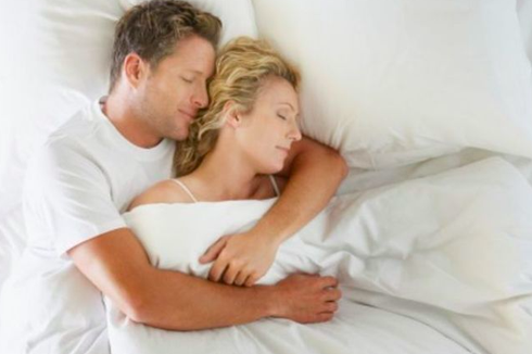 5 Manfaat Posisi Cuddle Spooning, Bisa Bikin Hubungan Makin Lengket