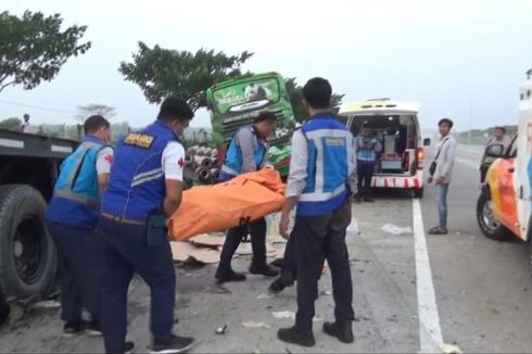 Bus Rombongan Guru Tabrak Truk di Tol Ngawi-Solo, Dua Orang Tewas