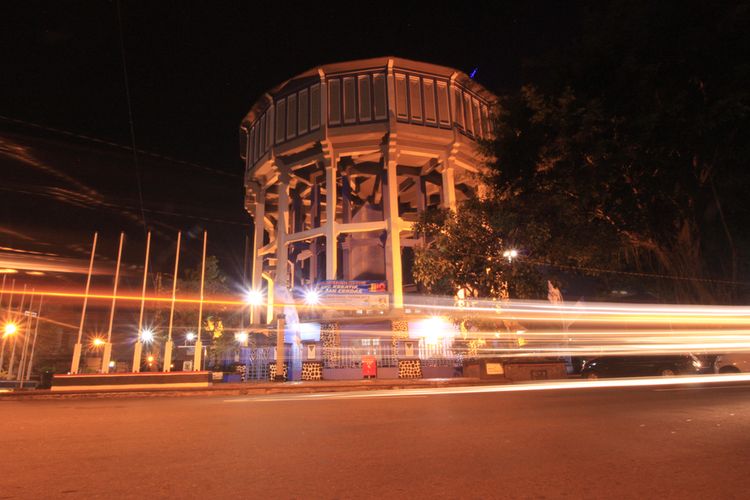 Menara air di Kota Magelang ketika malam hari.