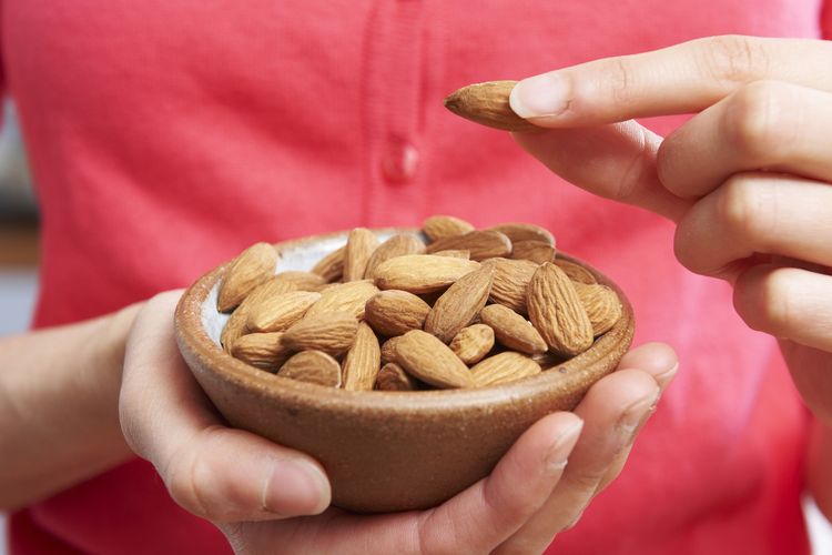 Ilustrasi makan kacang almond.