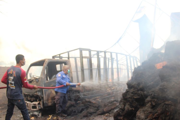 Kebakaran melanda gudang ijuk di Cianjur, Jawa Barat, Kamis (22/08/2019) yang meluluhlantakkan warung bengkel dan menghanguskan satu unit kendaraan truk.