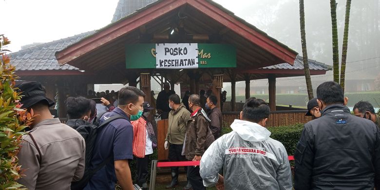 Satgas Penanganan Covid-19 Kabupaten Bogor membatasi relawan ke lokasi bencana di Komplek Gunung Mas, Puncak Bogor, Jawa Barat, Rabu (20/1/2021).