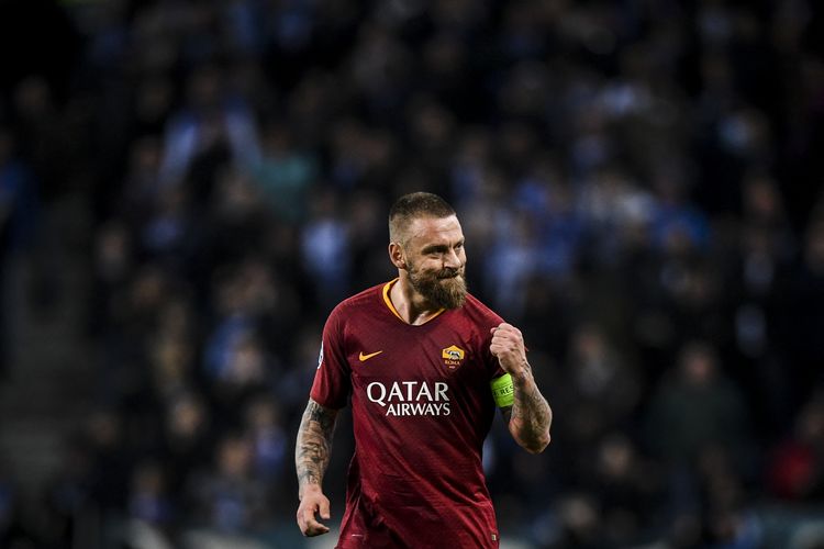 (FILES) Gelandang Roma Daniele De Rossi merayakan gol pada pertandingan leg kedua babak 16 besar Liga Champions antara FC Porto vs AS Roma di Stadion Dragao di Porto pada 6 Maret 2019. Daniele De Rossi memulai petualangan baru di Roma pada 16 Januari 2024, saat pemenang Piala Dunia 2006 itu mengambil alih klub masa kecilnya setelah pemecatan mendadak Jose Mourinho. Mantan gelandang Italia itu menandatangani kontrak hingga 30 Juni 2024 dengan AS Roma beberapa jam setelah Mourinho dipecat. (Foto oleh PATRICIA DE MELO MOREIRA / AFP)