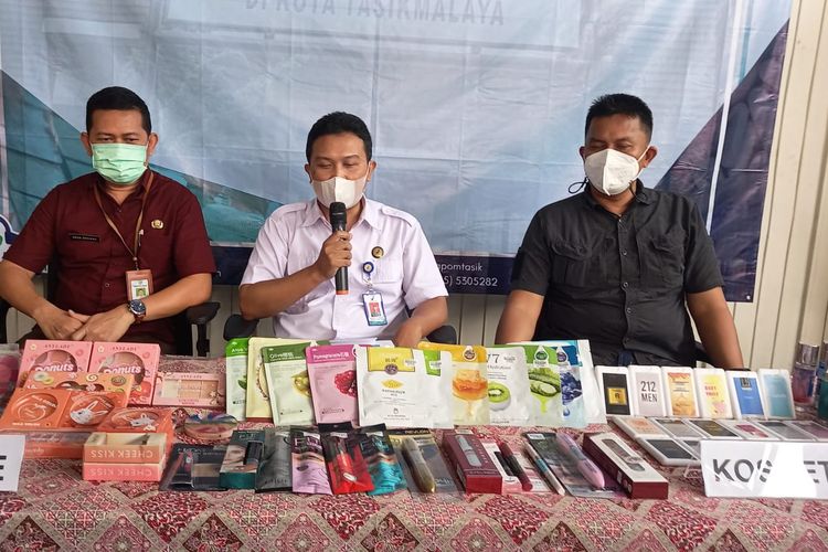 Loka Pengawas Obat dan Makanan (POM) Tasikmalaya merilis hasil razia puluhan klinik kecantikan dan toko kosmetik dengan menyita 4.902 buah kosmetik ilegal di wilayah Priangan Timur, Jawa Barat, Selasa (2/8/2022).