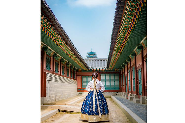 Peserta kegiatan MICE dapat berkeliling istana bersejarah menggunakan pakaian tradisional Korea, hanbok.