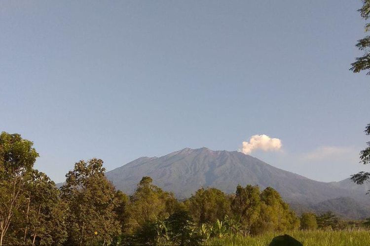 Gunung Raung mengeluarkan asap putih setinggi 400 meter berdasarkan pengamatan pos PPGA Raung Desa Sumberarum, Banyuwangi pada Rabu (6/7/2022). 
