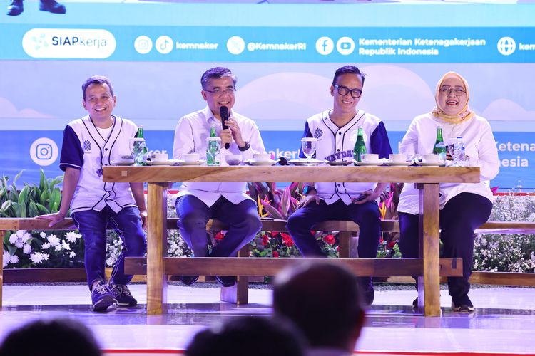 Menteri Ketenagakerjaan (Menaker) Yassierli dalam peringatan May Day 2025 yang digelar di Pertamina Arena Simprug, Jakarta Selatan, Kamis (1/5/2025).