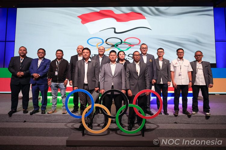 Raja Sapta Oktohari (tengah depan) kembali menjabat sebagai Ketua Umum Komite Olimpiade Indonesia (NOC Indonesia). Ia dipilih secara aklamasi dalam Kongres NOC Indonesia di Hotel Fairmont, Jakarta, Jumat (30/6/2023). 