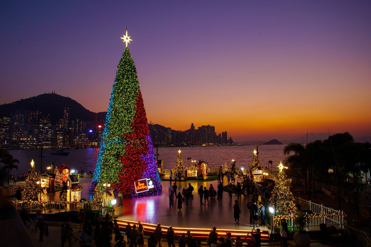 Pohon Natal raksasa di West Kowloon Cultural District, Hong Kong.