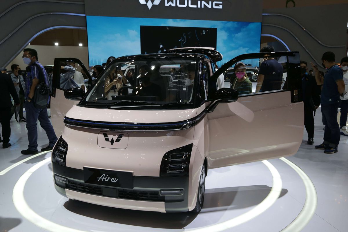 Mobil listrik Wuling Air ev dipamerkan di ajang Gaikindo Indonesia International Auto Show (GIIAS) 2022 di ICE BSD, Tangerang, Jumat (12/8/2022).  Wuling Air ev menjadi kendaraan listrik termurah di pasar dalam negeri saat ini, yang dibanderol mulai Rp 238 juta on the road (OTR) DKI Jakarta.