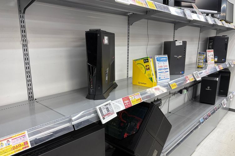 Stok PC yang hampir kosong di toko Sofmap Gaming yang berlokasi di Akibahara, Jepang.