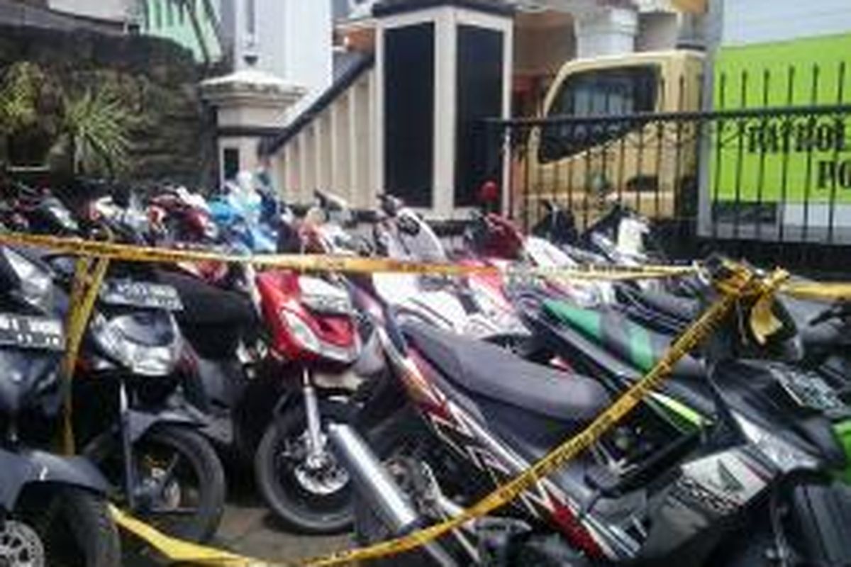 Puluhan motor hasil pencurian yang berhasil diamankan oleh Polsek Metro Pademangan, Rabu (25/2/2015)