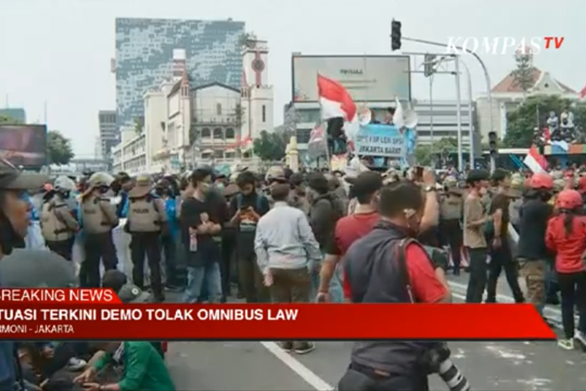 Massa mahasiswa tertahan di kawasan Harmoni, Jakarta Pusat, Kamis (8/10/2020)