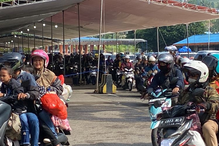 Pemudik bersepeda motor masih terpantau ramai di Pelabuhan Bakauheni pada H+3 lebaran 2024, Senin (15/4/2024) pagi.