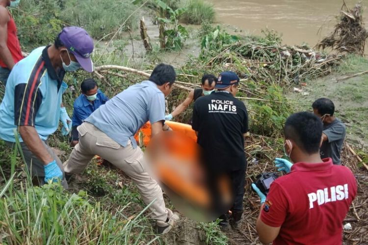 Petugas mengevakuasi mayat wanita tanpa identitas yang ditemukan di Sungai Lukulo, Desa Kedungwinangun, Kecamatan Klirong, Kebumen, Jawa Tengah, Selasa (13/11/2018). 