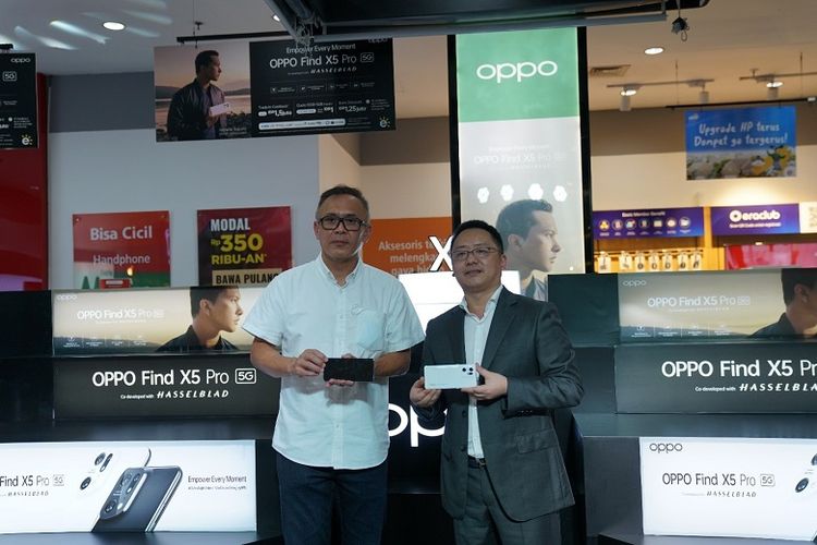 CEO Oppo Indonesia Jim Zhang dan CEO Erafone Joy Wahjudi layani antusias pembeli Oppo Find X5 Pro 5G. 