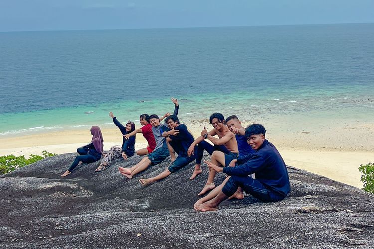 Turis berwisata di Pulau Lalang. Pulau Lalang merupakan salah satu pulau dari gugusan Pulau Tujuh. Pulau Tujuh merupakan gugusan pulau menjadi sengketa antara Pemerintah Kepulauan Riau dan Kepulauan Bangka Belitung. Pulau Tujuh dijuluki Raja Ampat mini lantaran pemandangan gugusan pulau yang memukau.