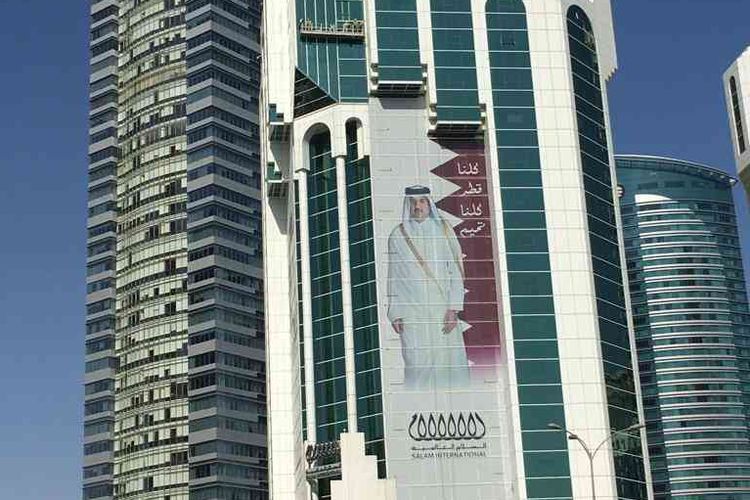 Tampak depan sosok Tamin bin Hamad Al Thani.