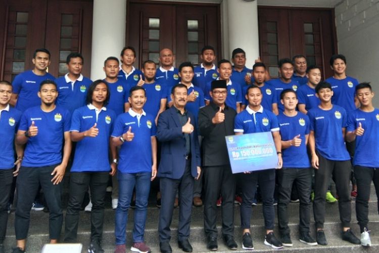 Wali Kota Bandung Ridwan Kamil saat berfoto berasama tim Persib Bandung di Balai Kota Bandung, Jalan Wastukancana, Selasa (21/3/2017)