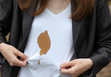4 Cara Membersihkan Noda Kopi dari Pakaian