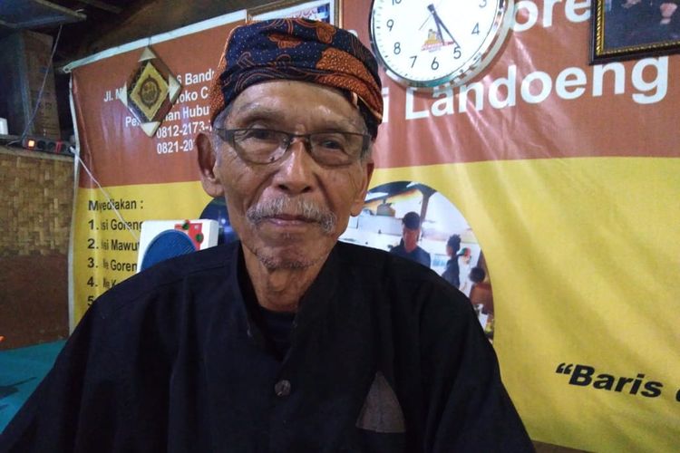 Abah Landoeng, guru di zaman perang kemerdekaan yang mengajar keliling dengan sepeda tanpa digaji. 