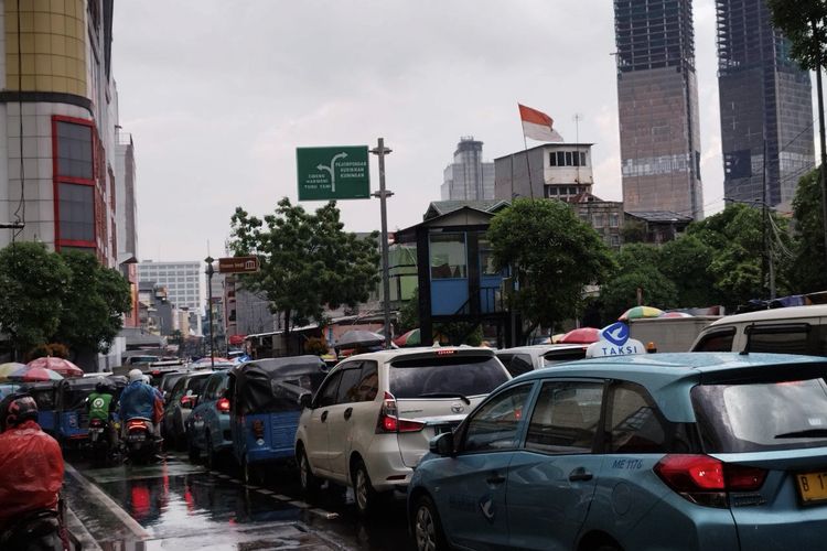Kawasan Pusat Grosir Metro Tanah Abang, Jalan H. Fachrudin, Jakarta Pusat, terpantau padat, Senin (3/4/2023). (KOMPAS.com/XENA OLIVIA)