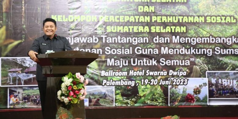 Gubernur Sumatera Selatan (Sumel) Herman Deru saat memberikan sambutan pada pembukaan talkshow dan Rapat Kerja (Raker) Himpunan Masyarakat Perhutanan Sosial (HMPS) Sumsel dan Kelompok Perhutanan Sosial (KPS) Sumsel di Hotel Swarna Dwipa Palembang, Senin (19/6/2023).