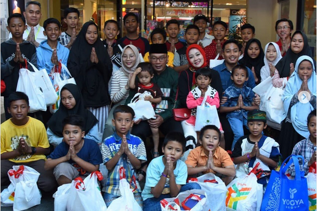 Momen saat 30 anak panti asuhan Roudotul Amanah yang berada di Kampung Cibungur, Desa Batujajar Timur, Kecamatan Batujajar, Kabupaten Bandung Barat (KBB) menginjakkan kaki di mall Kota Bandung saat Hari terakhir puasa pada Ramadan tahun 2019. Mereka ditraktir baju lebaran oleh keluarga Ridwan Kamil, yang ternyata itu merupakan ide dari Eril.
