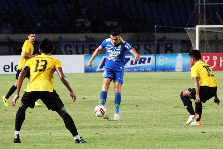 Bek Persib Bandung, Fabiano Beltrame (biru), mencoba melewati hadangan dua pemain Barito Putera, ketika kedua tim beruji tanding, di Stadion Si Jalak Harupat, Selasa (11/2/2020). 