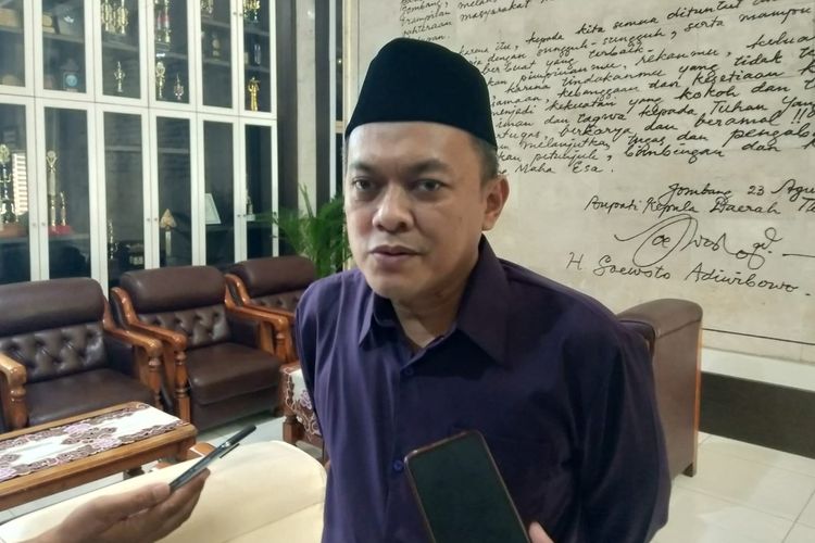 Didin Ahmad Sholahudin saat ditemui usai menyerahkan surat pengunduran diri dari jabatan Ketua Badan Amil Zakat Nasional (BAZNAS) Kabupaten Jombang, di Kantor Pemkab Jombang, Jawa Timur, Senin (5/8/2024).