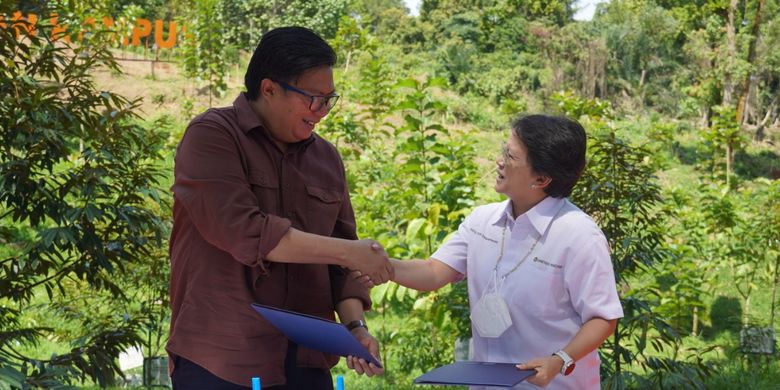 Head of Corporate Sustainability and Governance United Tractors, Sara K. loebis dan Wakil Rektor III IPB, Dodik Ridho Nurrochmat menandatangani Memorandum of Understanding (MoU) untuk tekan emisi karbon dengan program biodiversity, di Taman Hutan Kampus IPB, Kamis (15/12/2022).