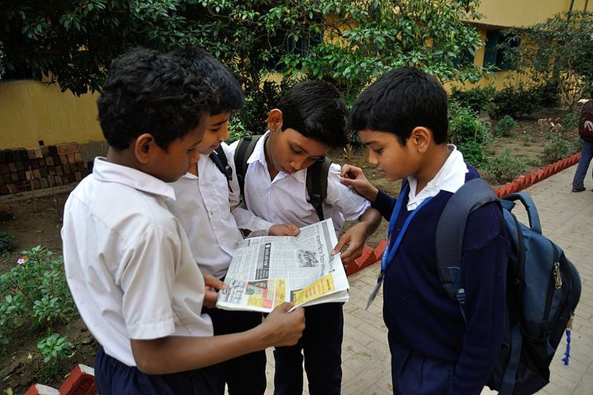 Ilustrasi pelajar membaca berita di koran