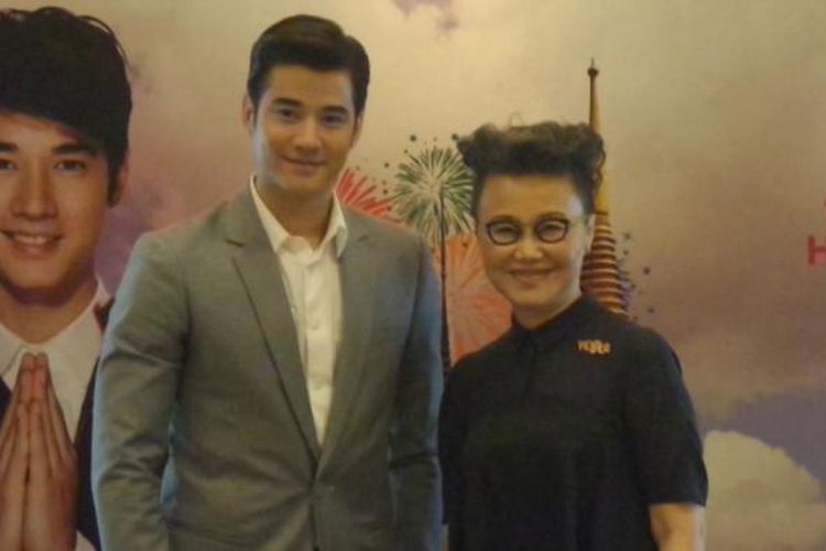 Mario Maurer (kiri) bersama Deputi Gubernur Kementerian Pariwisata Thailand, Srisuda Wanapinyosak, usai konferensi pers I Met Maurer in Jakarta di Hotel Kempinski, Jakarta Pusat, Sabtu (25/2/2017) sore.