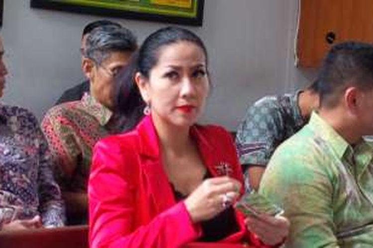 Artis peran sekaligus anggota DPR RI, Venna Melinda, menghadiri sidang perdana terkait harta gana-gini dengan mantan suaminya, Ivan Fadilla, di Pengadilan Negeri Jakarta Selatan, Ampera Raya, Kamis (3/3/2016).