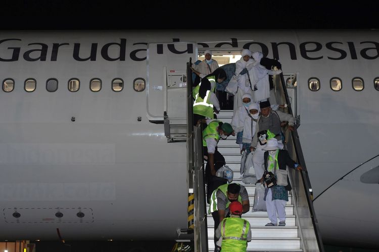 Jemaah haji asal Kabupaten Pati turun dari pesawat saat tiba di Bandara Adi Soemarmo, Boyolali, Jawa Tengah, Jumat (15/7/2022). Sebanyak 360 jamaah haji tergabung dalam kelompok terbang (kloter) pertama asal Kabupaten Pati tiba dengan selamat di Tanah Air. ANTARA FOTO/Aloysius Jarot Nugroho/pras.