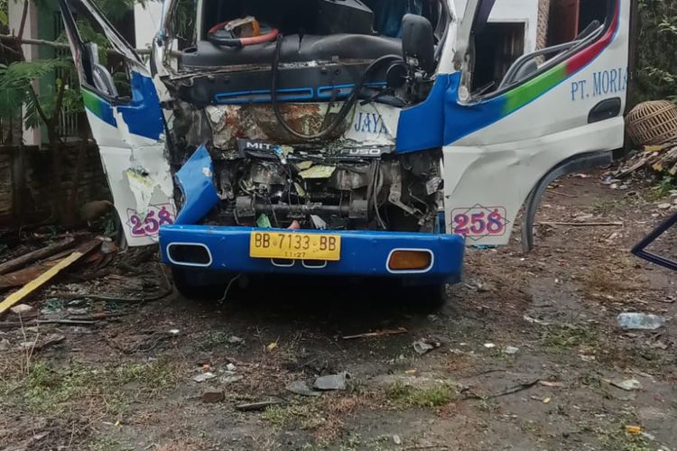 Kondisi bus di Tapanuli Utara rusak parah usai tabrak truk yang terparkir di pinggir jalan, Kamis (7/3/2024)