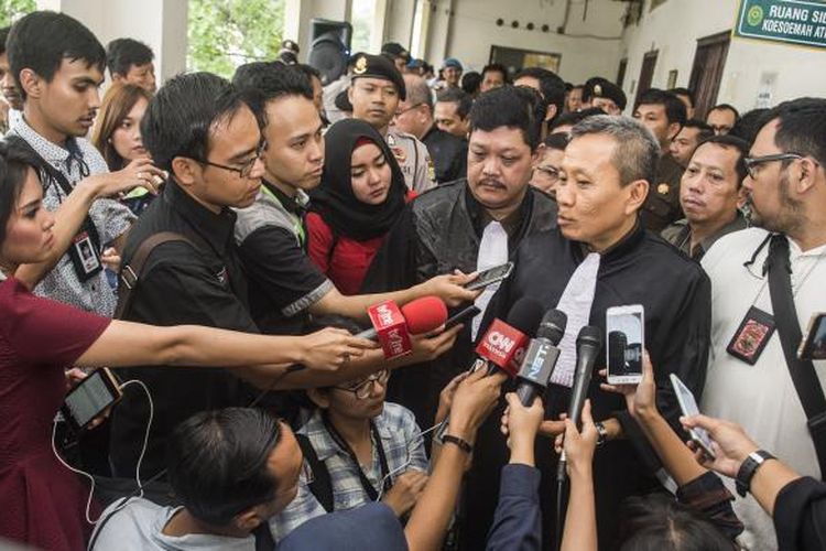 Ketua Jaksa Penuntut Umum Ali Mukartono memberikan keterangan kepada awak media seusai menjalani sidang lanjutan kasus dugaan penistaan agama di PN Jakarta Utara, Jakarta, Selasa (20/12).