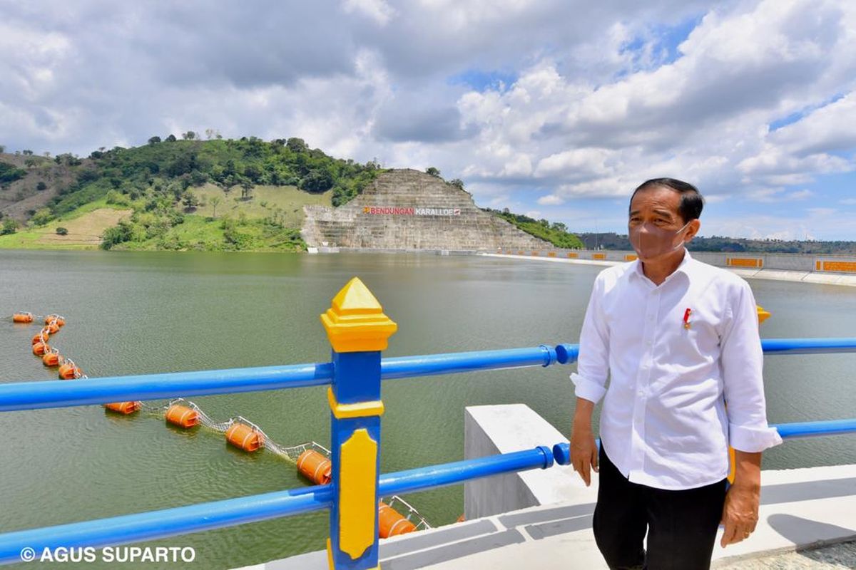 Presiden Joko Widodo (Jokowi) meresmikan Bendungan Karalloe di Kabupaten Gowa, Provinsi Sulawesi Selatan, Selasa (23/11/2021). Jokowi berharap, bendungan yang dapat mengairi lahan pertanian seluas 7.000 hektar di Kabupaten Jeneponto ini bisa memberi manfaat besar, terutama bagi para petani.