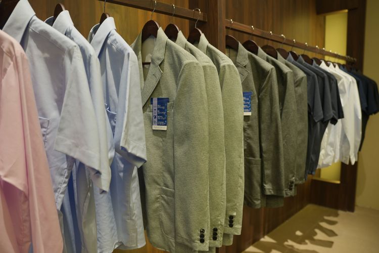 Kemeja pria ready to wear yang dapat dipilih sesuai kebutuhan di Karuizawa Shirt, Astha District 8, Jakarta.