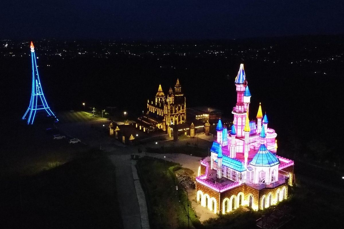 Castle Cafe Cikao Park Purwakarta, Jawa Barat.