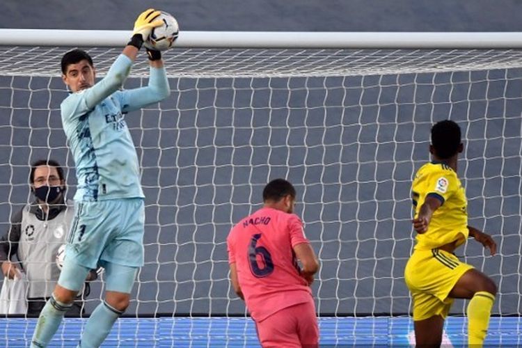 Kiper Real Madrid, Thibaut Courtois, menyelamatkan gawang dari serangan pemain Cadiz pada pertandingan pekan keenam Liga Spanyol di Stadion Alfredo Di Stefano, Madrid, 17 Oktober 2020.